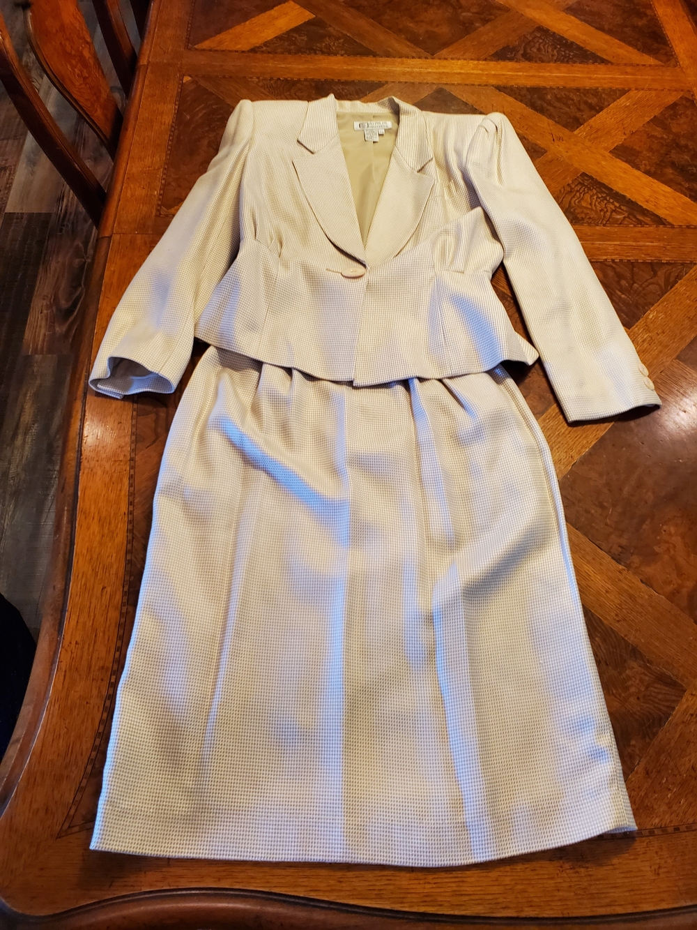 Classic Women's Two-Piece Midi Dress Suit in Cream Pale Peach